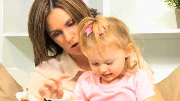 Matka s dítětem, hraní her na tabletu — Stock video