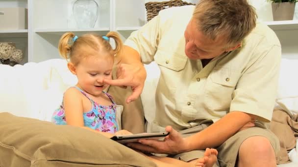 Kaukasischer Vater vor der Schule Tochter drahtloses Tablet — Stockvideo