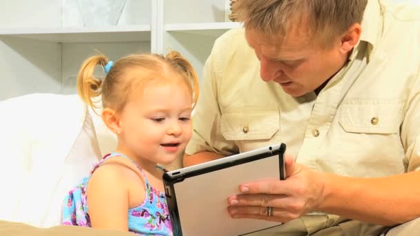 Kaukasische vader pre school dochter draadloos Tablet PC — Stockvideo