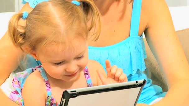Eltern im Vorschulalter Tochter spielt drahtlose Technologie — Stockvideo