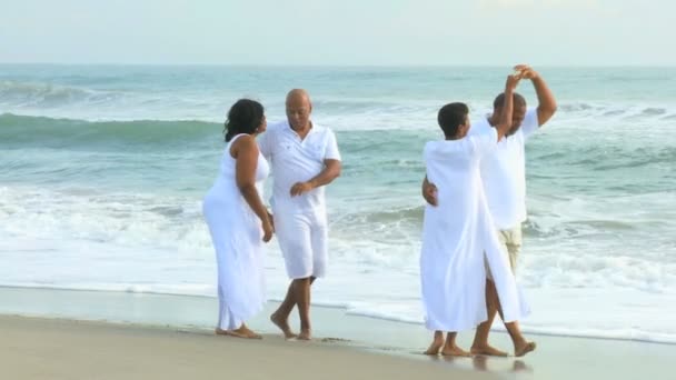 Casais étnicos aposentados dançando ao lado do oceano — Vídeo de Stock