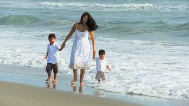 Hispana mamá jóvenes hijos playa — Vídeo de stock