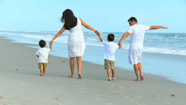 Пляжные каникулы для молодых этнических семей — стоковое видео