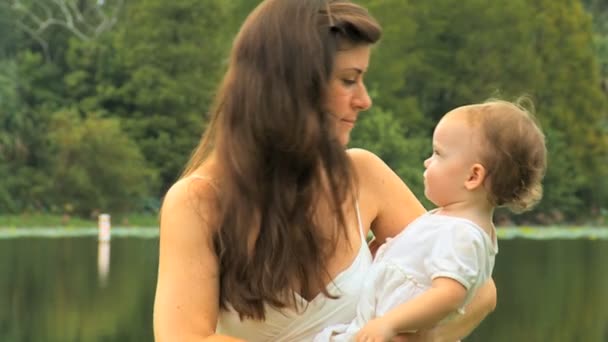 Madre besando niña — Vídeo de stock