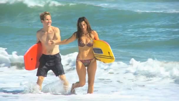 Mutlu çift okyanus taşıyan sıçramasına panoları vücut — Stok video