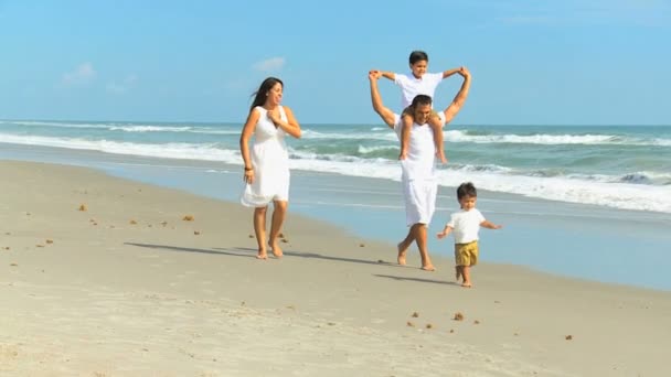Junge hispanische Familie spielt Strandausflug — Stockvideo