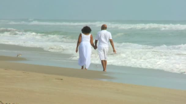 Senior ethnische Paar barfuß am Strand — Stockvideo