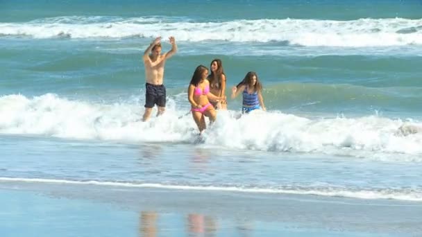 Pais Filhas adolescentes brincando de ondas do oceano — Vídeo de Stock