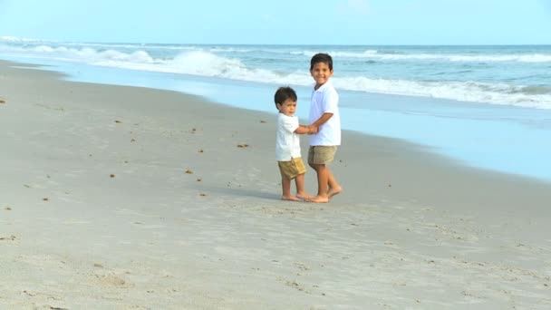 Jóvenes hispanos jugando a la playa — Vídeos de Stock