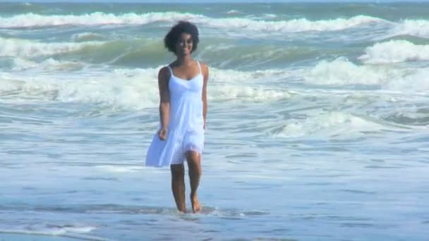 Flicka promenader på stranden — Stockvideo