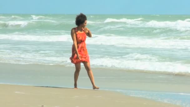 Kumsalda yürüyen kız. — Stok video