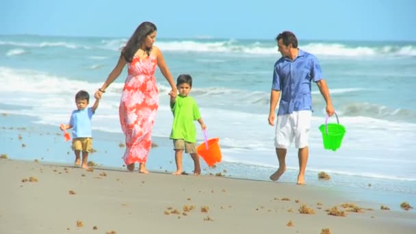 Glückliche ethnische Eltern niedliche Söhne spielen Strand — Stockvideo