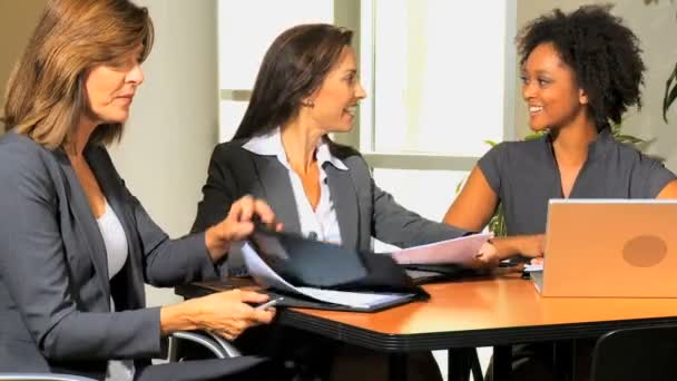Şirket stratejisi hakkında tartışmak iş kadınları — Stok video