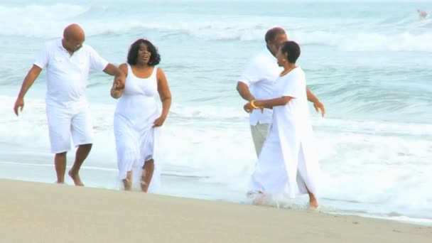 Gente caminando por la playa — Vídeos de Stock