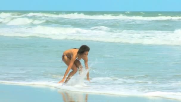 Dívka kráčí po pláži — Stock video