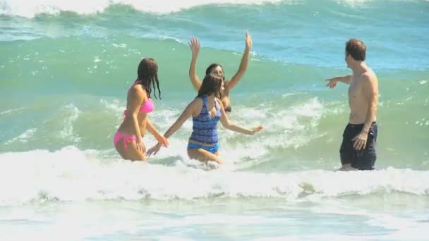 Familia salpicando en las olas del océano — Vídeo de stock