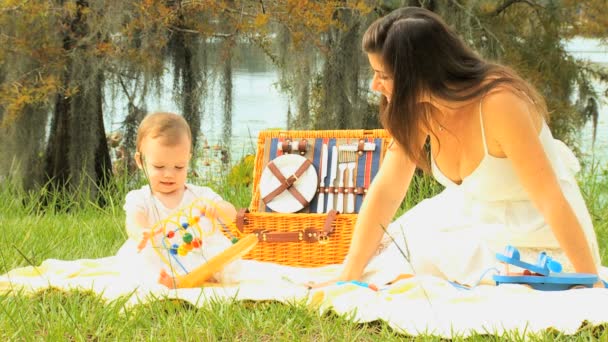 Mãe brincando com sua filha no parque — Vídeo de Stock