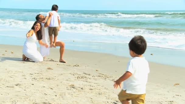 Latijns-Amerikaanse familie strandvakantie — Stockvideo
