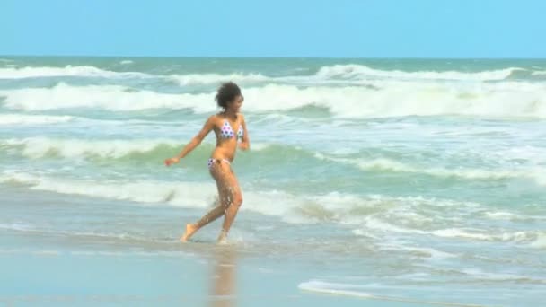 Девушка, гуляющая по пляжу — стоковое видео