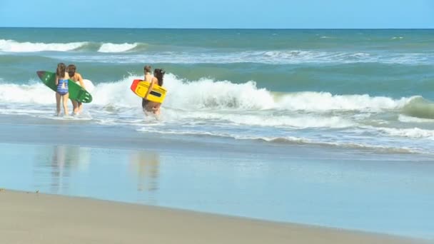 コーカサス地方家族体板海の波 — ストック動画