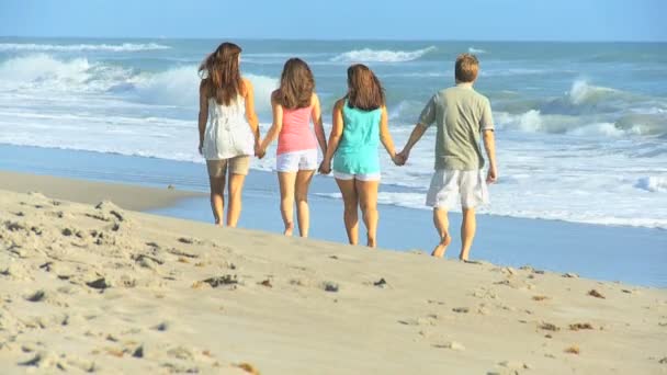 Föräldrar teenage döttrar går länkade händer beach — Stockvideo