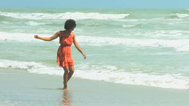 在海滩上散步的女孩 — 图库视频影像