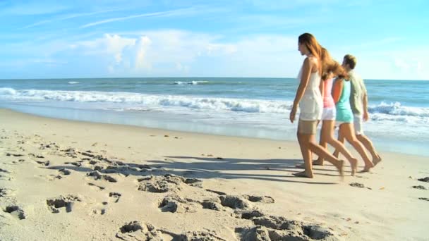 Familjen njuter tid walking stranden — Stockvideo