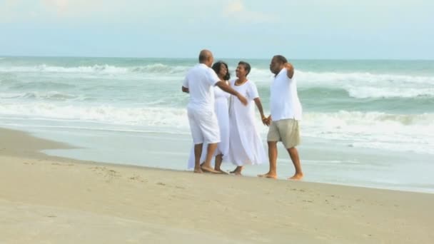 Gente caminando por la playa — Vídeo de stock