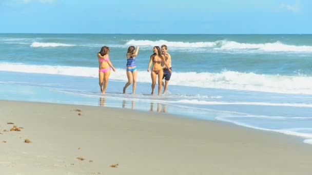 Despreocupado familia caucásica disfrutando de vacaciones en la playa — Vídeo de stock