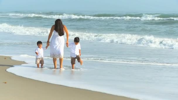 Young Latin American Mother Children Beach — Stock Video