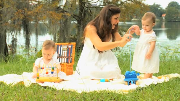 Madre jugando con los niños en el parque — Vídeos de Stock