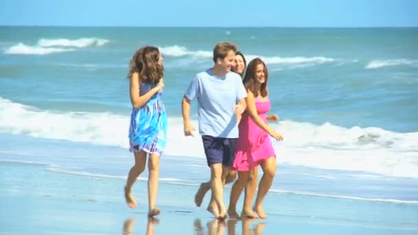 Feliz caucásico familia grupo corriendo playa — Vídeo de stock