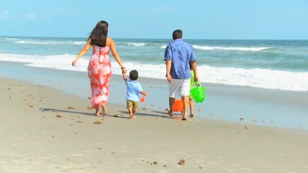 Joven familia hispana jugando a la playa — Vídeos de Stock