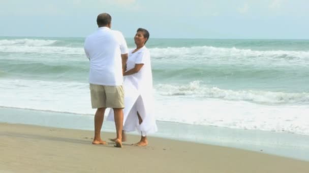 Пара, що йде на пляжі — стокове відео