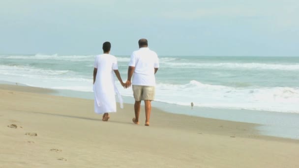 Paar geht am Strand spazieren — Stockvideo