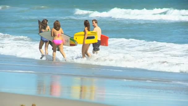 Familia salpicando en las olas del océano — Vídeos de Stock