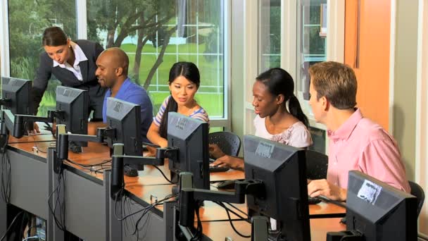 Estudantes aprendendo em sala de aula com computadores — Vídeo de Stock