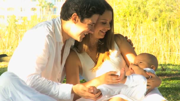 Junges Paar spielt mit Baby — Stockvideo