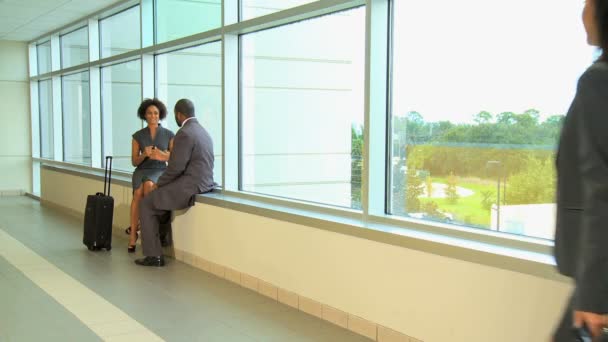 Business people talking in airport — Stock Video