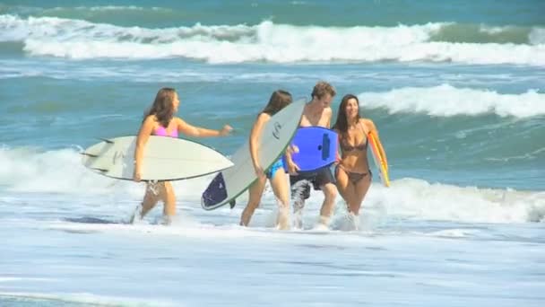 Meisjes met ouders waden zee — Stockvideo