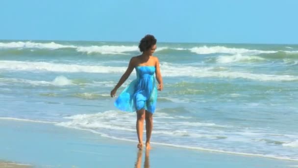 해변을 걷는 소녀 — 비디오