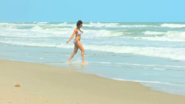 Mädchen geht am Strand spazieren — Stockvideo