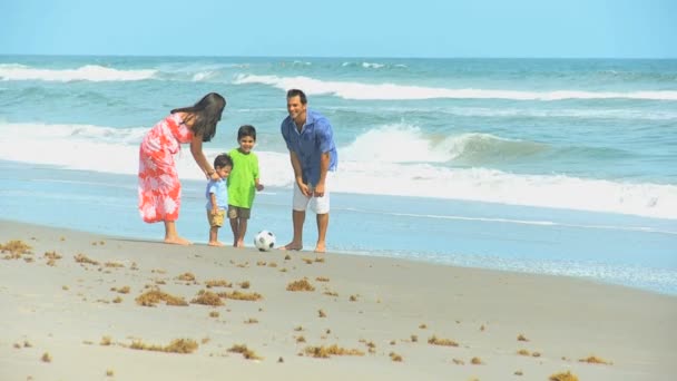 Ung spansktalande familj spelar fotboll strand utflykt — Stockvideo