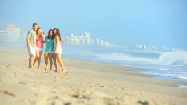 Casual vestido caucásico familia al aire libre juntos playa — Vídeo de stock