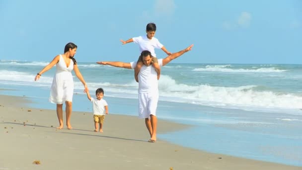 Щасливі етнічних батьки милий сини грати пляж — стокове відео