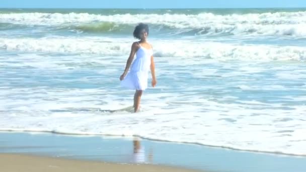 Meisje wandelen op het strand — Stockvideo