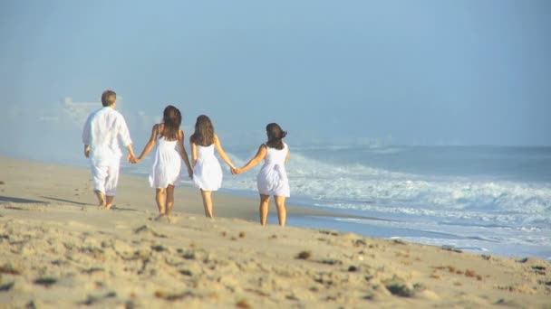 Gelukkig Kaukasische familiegroep witte kleding lopen strand — Stockvideo