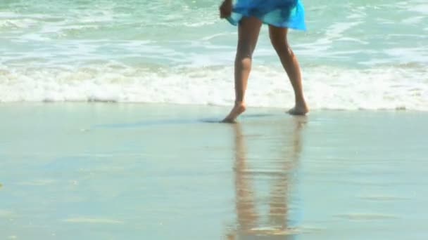 Chica caminando en la playa — Vídeo de stock