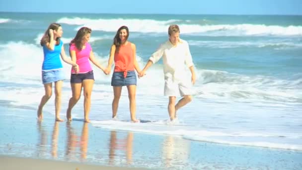 Родители Подростки Дочери Прогулки Связанные руки пляж — стоковое видео