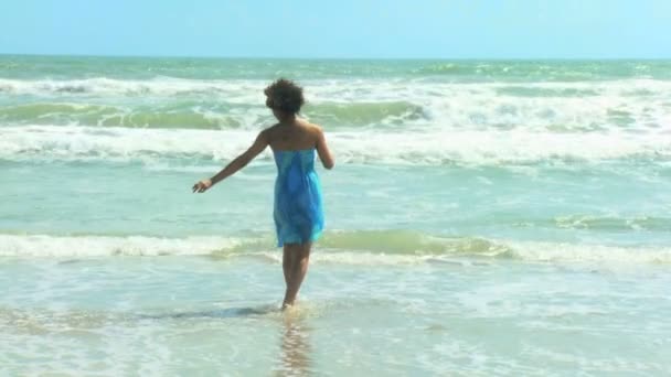 Dziewczyna spacery po plaży — Wideo stockowe